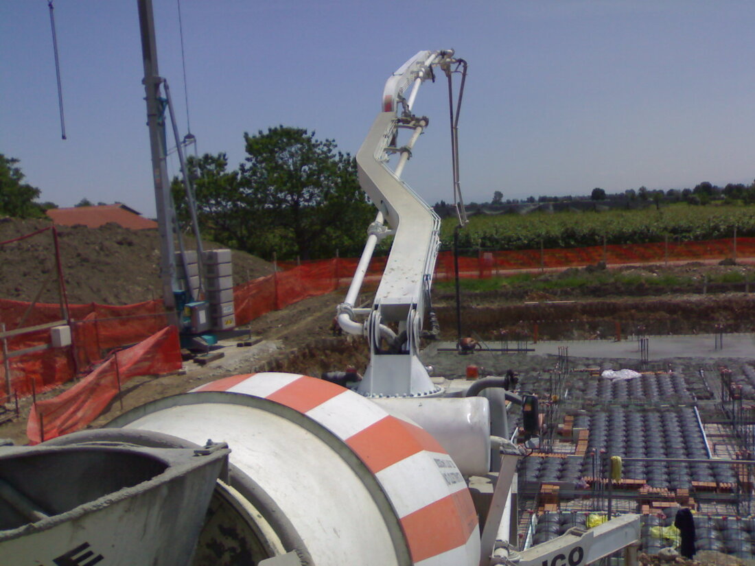 Getto di calcestruzzo pompato in cantiere