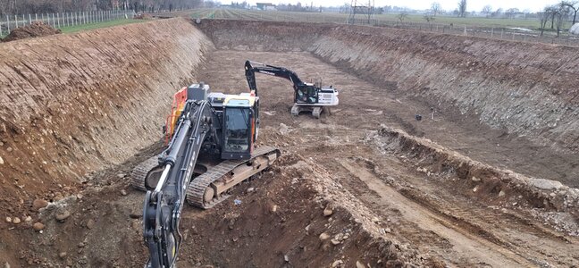 Macchine movimento terra impegnate in uno sbancamento